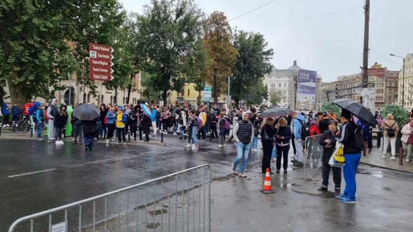 Ameninţare cu bombă la un liceu din Timişoara/ Elevii şi profesorii au fost evacuaţi