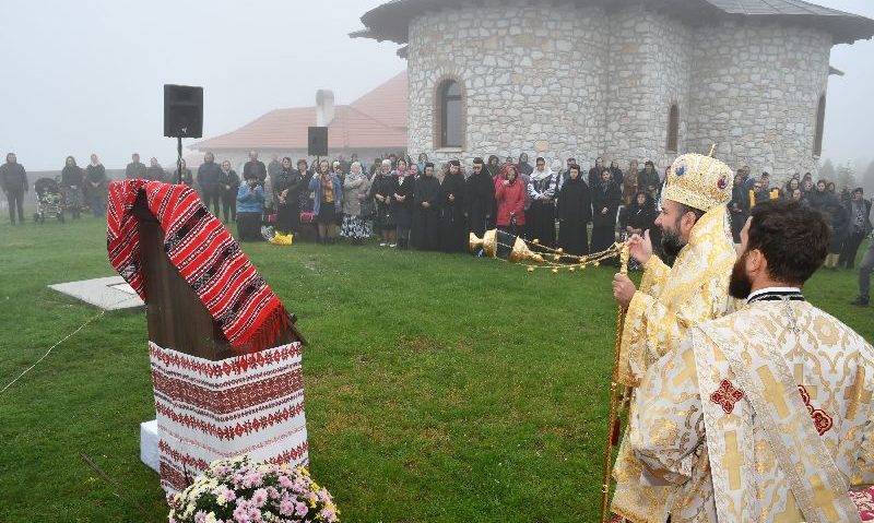 [FOTO-AUDIO] Slujire arhierească la Mănăstirea Petroșnița