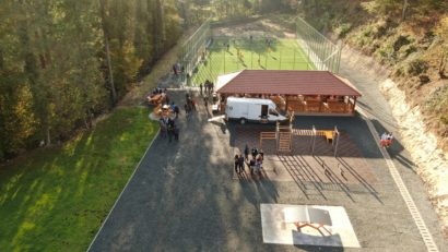 Arad: Teren de sport multifuncțional și terasă acoperită, inaugurate la Căsoaia