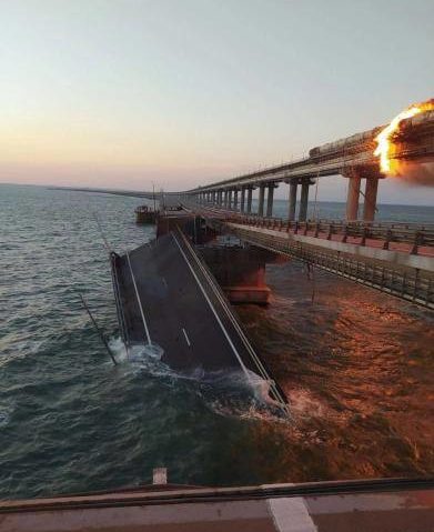 [Video/Foto] Incendiu pe podul Kerci, care leagă Crimeea de Rusia