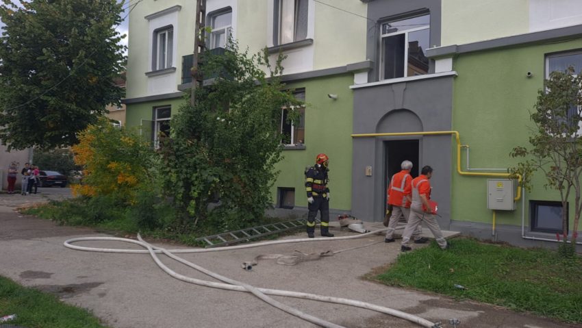 [FOTO-VIDEO] Incendiu la un apartament din Reșița. Locatarii s-au evacuat