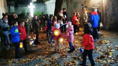 [FOTO] Copiii au aprins lampioanele de Ziua Sfântului Martin la Rusca Montană şi Reşiţa