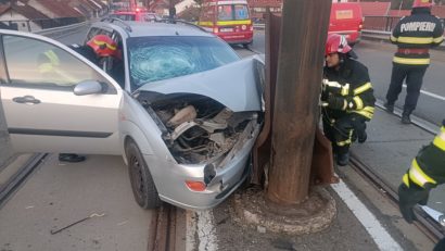 [FOTO] Accident, în Reşiţa, pe podul de la pompieri