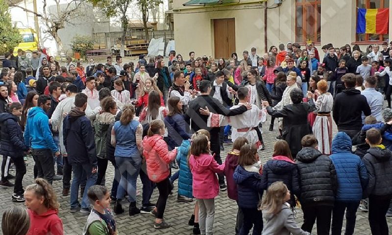 [FOTO] Marea Unire de la Alba Iulia va fi reconstituită simbolic de elevii Colegiului Naţional „Diaconovici-Tietz” din Reşiţa