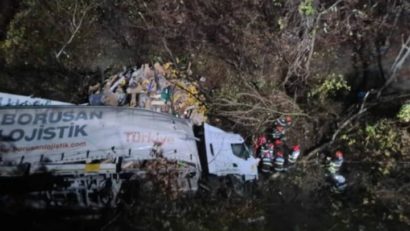 Tir căzut de pe un viaduct, de la 50 de metri înălţime, între Orşova şi Porţile de Fier I