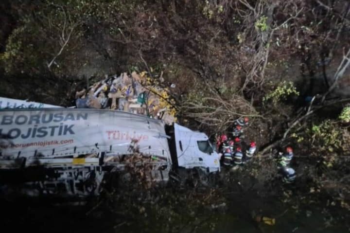 Tir căzut de pe un viaduct, de la 50 de metri înălţime, între Orşova şi Porţile de Fier I