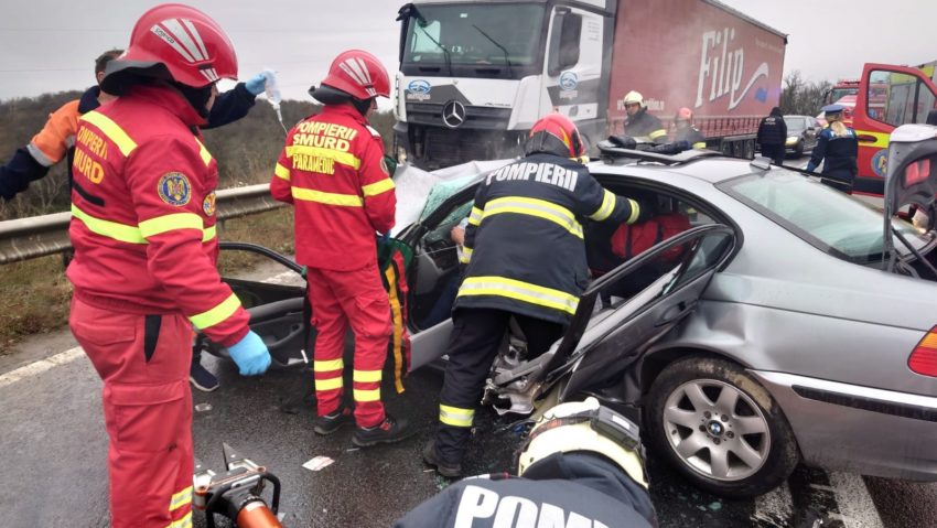 Accident mortal pe DN6. Un șofer a pierdut controlul volanului și a intrat într-un tir