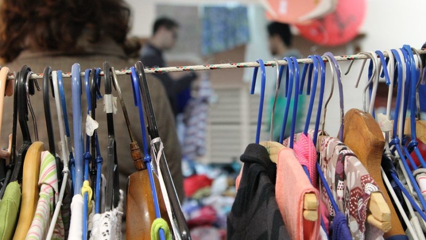 Arad: Protecţia Consumatorilor a găsit 17 tone de deşeuri textile ce urmau să fie vândute ca haine second-hand