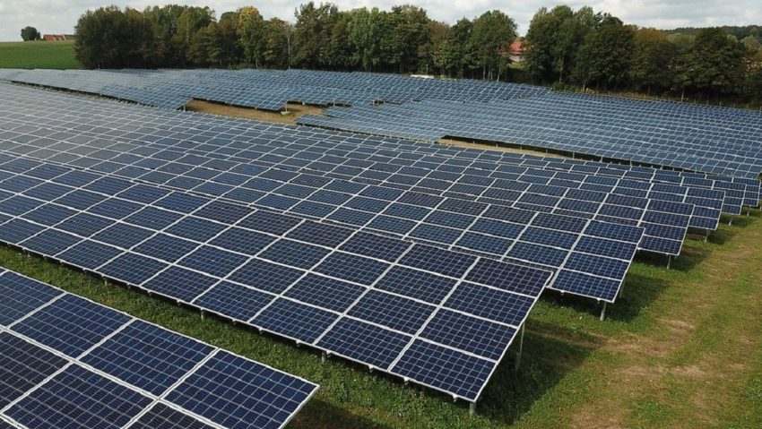 Arad: Construirea celui mai mare parc fotovoltaic din Europa va costa 800 de milioane de euro