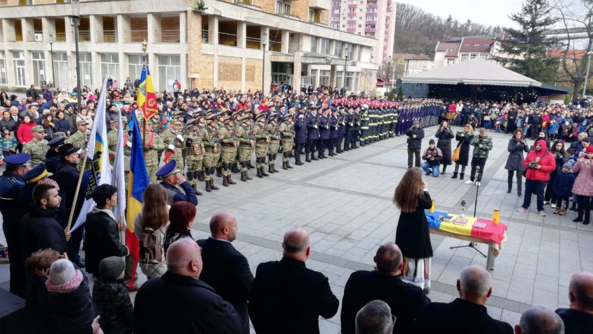 [FOTO-AUDIO] Piața 1 Decembrie 1918 din Reșița a fost neîncăpătoare pentru parada de Ziua Națională a României