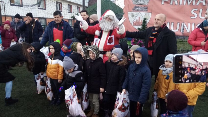 [FOTO-AUDIO] Sute de sportivi din Valea Domanului s-au bucurat de întâlnirea cu Moş Crăciun!