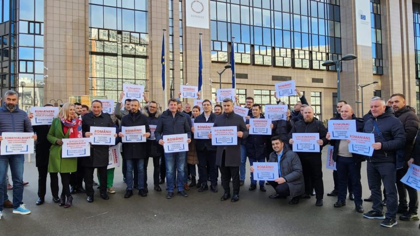 [FOTO] Acțiune pentru aderarea României la spațiul Schengen, în fața sediului Consiliului UE din Bruxelles