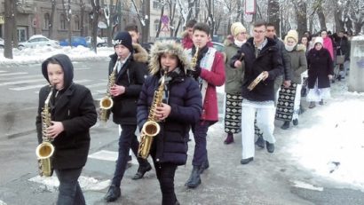 [FOTO] Alaiul colindătorilor la Episcopia Caransebeşului