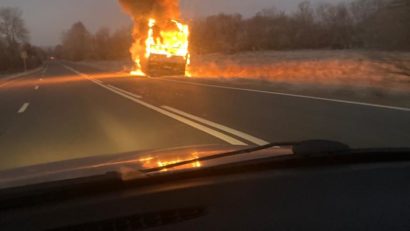 [FOTO] Camion distrus de flăcări între Brebu și Păltiniș