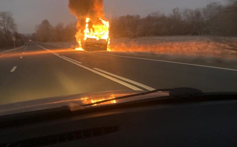 [FOTO] Camion distrus de flăcări între Brebu și Păltiniș