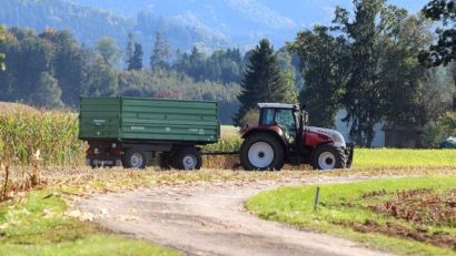 Comuna Ezeriș are drumuri agricole, dar ele nu sunt întotdeauna folosite