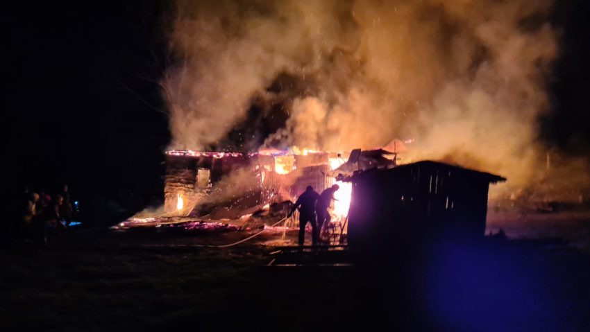 Incendiu la o casă din Moniom! O femeie a ajuns la spital cu arsuri