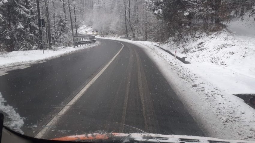 [AUDIO] Prima zăpadă din Caraş-Severin, nu a creat probleme pe şoselele din judeţ