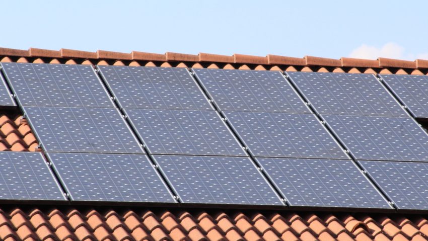 TVA scade la 5% pentru pompele de căldură, panourile fotovoltaice și solare – lege adoptată de Parlament