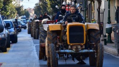 Fermierii greci au scos tractoarele şi maşinile agricole pe drumurile naţionale ale ţării