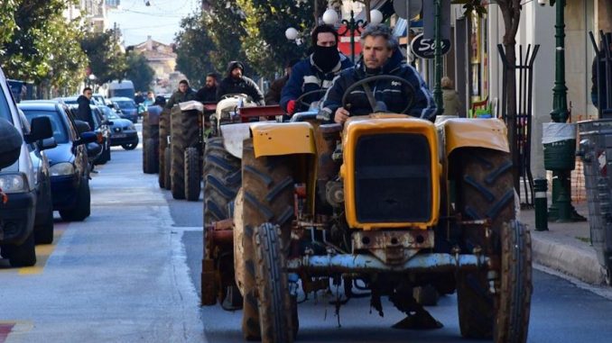 Fermierii greci au scos tractoarele şi maşinile agricole pe drumurile naţionale ale ţării