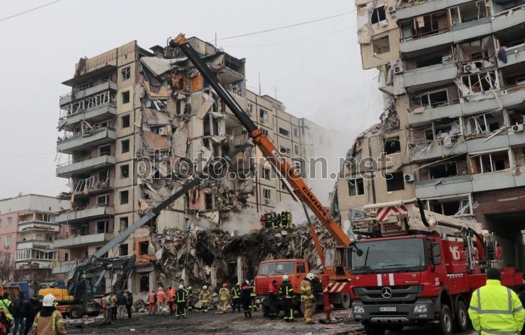 Ucraina: Bilanţul atacului asupra unui bloc de locuinţe din Dnipro a urcat la 20 de morţi