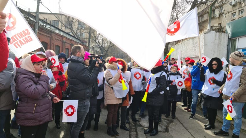 Medicii şi asistenţi sociali au început a doua zi de proteste din Capitală