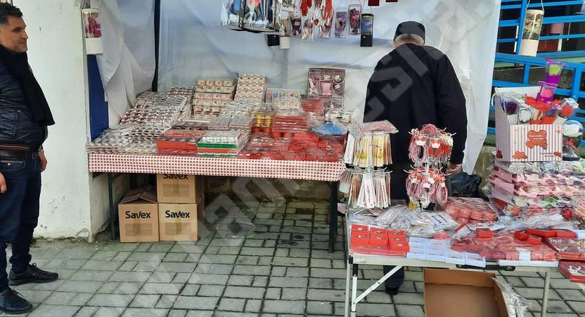 [AUDIO-FOTO] Mărţişoare, produse decorative şi flori la târgul de primăvară deschis la Reşiţa