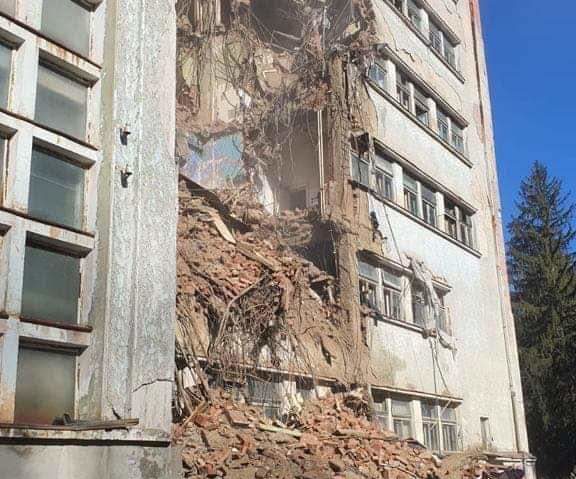 [FOTO] Se prăbușește Sanatoriul Marila. Pacienții sunt evacuați preventiv