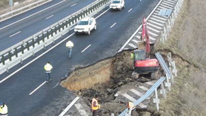 O porţiune din autostrada A10 Sebeș – Turda, aflată încă în garanţie, a luat-o la vale în urma unei alunecări de teren