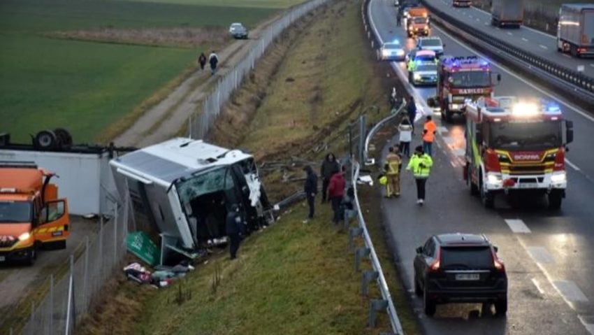 Un autocar cu 32 de români la bord s-a răsturnat în Slovenia. Trei persoane au murit