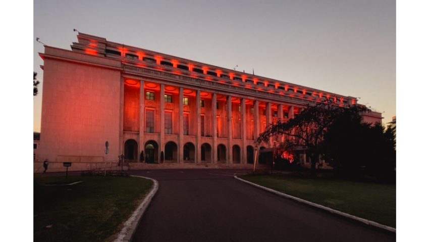 Palatul Victoria, iluminat în portocaliu, de Ziua Mondială de Luptă împotriva Cancerului (World Cancer Day)