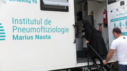 Caravana mobilă pentru depistarea precoce a tuberculozei ajunge în alte 7 comune din Caraș Severin