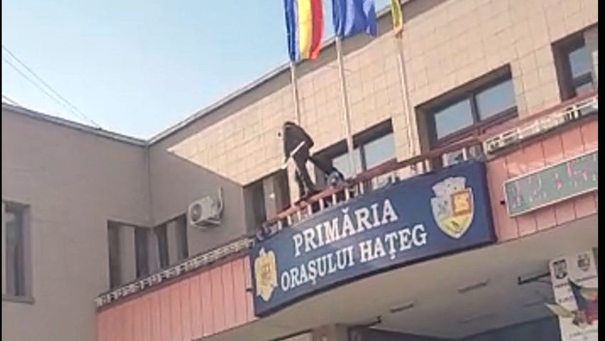 [VIDEO] Un bărbat înarmat cu un topor a spart geamurile Primăriei oraşului Haţeg