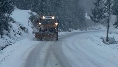 [AUDIO-FOTO] În Caraş-Severin se circulă în condiţii de iarnă