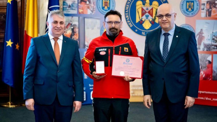 [AUDIO-FOTO]Distincţii şi premii pentru implicarea din Turcia a Asociaţiei Câinii de Salvare Gugulania din Caransebeş