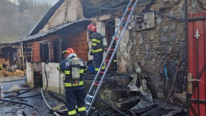 [FOTO] Incendiu la o casă din comuna Dognecea