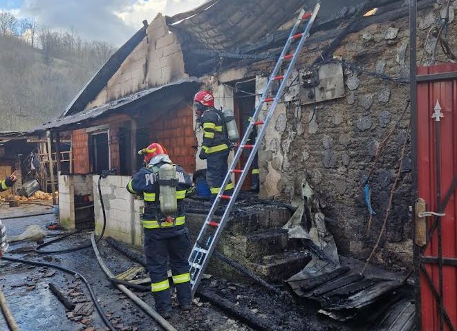 [FOTO] Incendiu la o casă din comuna Dognecea