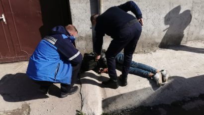 Doi jandarmi şi un plutonier ISU din Reşiţa au salvat un tânăr căzut în stradă