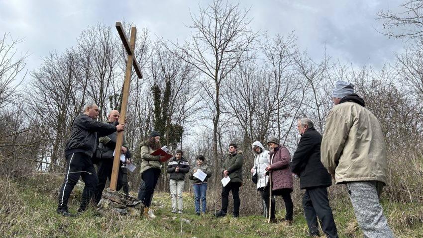 Devoțiunea Calea Sfintei Cruci în Postul Mare la monumentul de pe Dealul Crucii din Reșița