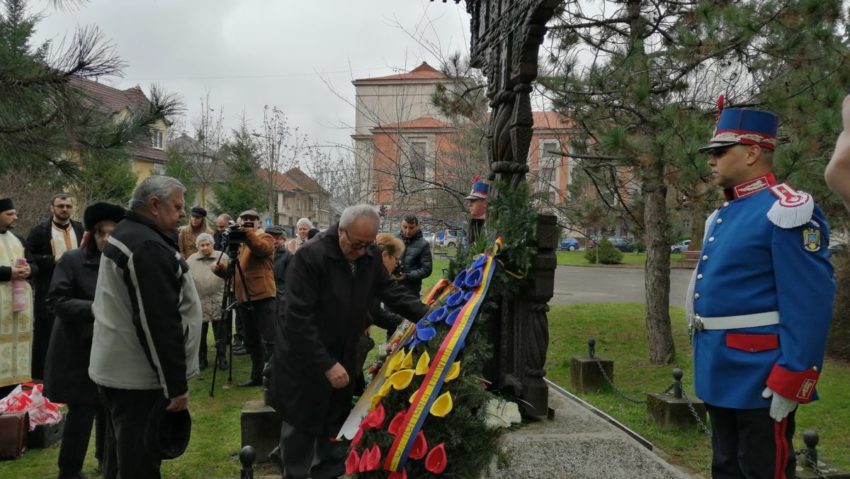 [AUDIO-FOTO] Foştii deţinuţi politici, victimele dictaturii comuniste şi urmaşii acestora şi-au comemorat eroii – mucenici la Reşiţa