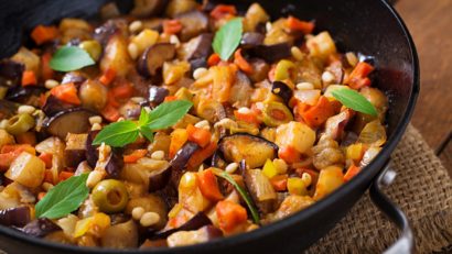 Rețeta mediteraneeană: Caponata de vinete și ardei