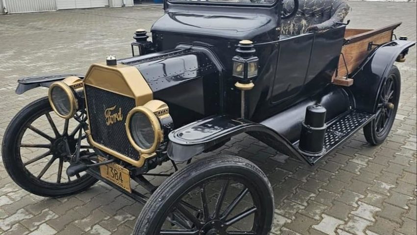 Ford datând din 1914, adus la RAR pentru verificări. Maşina are spiţe din lemn, patru cilindri şi 20 de cai putere