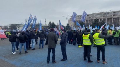 Caraş-Severin: Sindicaliştii din învăţământ participă la marşul de protest din capitală