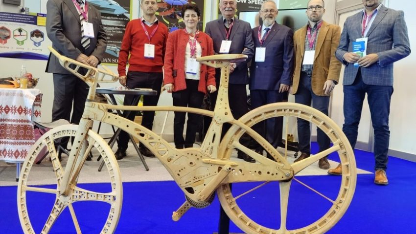 Cea mai uşoară bicicletă din lume, realizată de inventatori din Arad, atracţie la Salonul Mondial de Invenţii de la Geneva