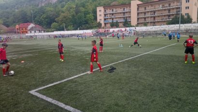 Interliga de fotbal a făcut spectacol în Valea Domanului! Micii fotbalişti din Reşiţa şi Arad s-au întrecut pe terenul sintetic