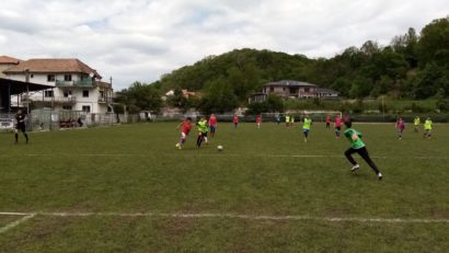 Fotbal juvenil: speranţele cărăşene au intrat în competiţie pentru formarea loturilor judeţene