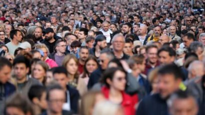 Mii de sârbi au protestat împotriva violenţei după cele două atacuri armate