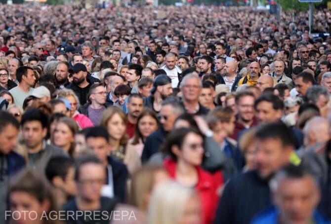 Mii de sârbi au protestat împotriva violenţei după cele două atacuri armate