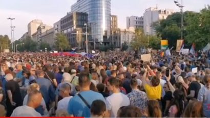 Serbia: Zeci de mii de persoane au manifestat împotriva violenței